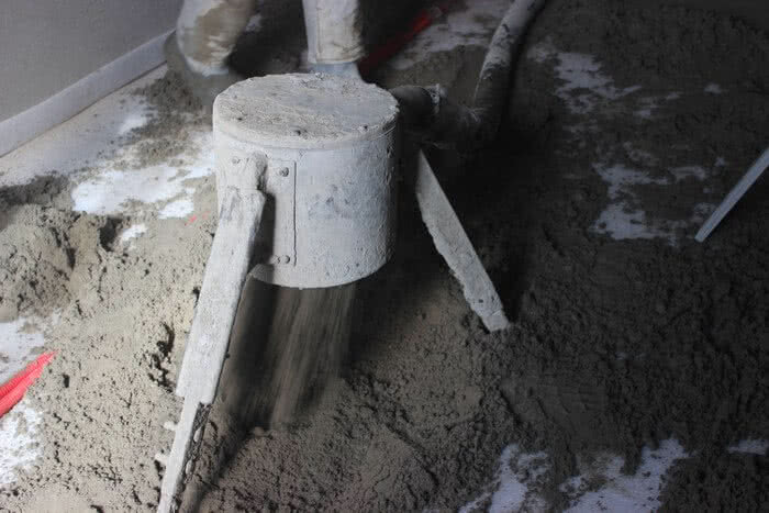Цементно-песчаная стяжка пола доствлена на место работы