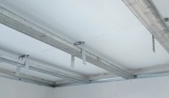 Готовим потолок, устанавливаеи алюминиевый профиль