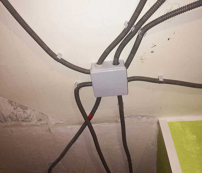 Разводка проводов под потолком в квартире