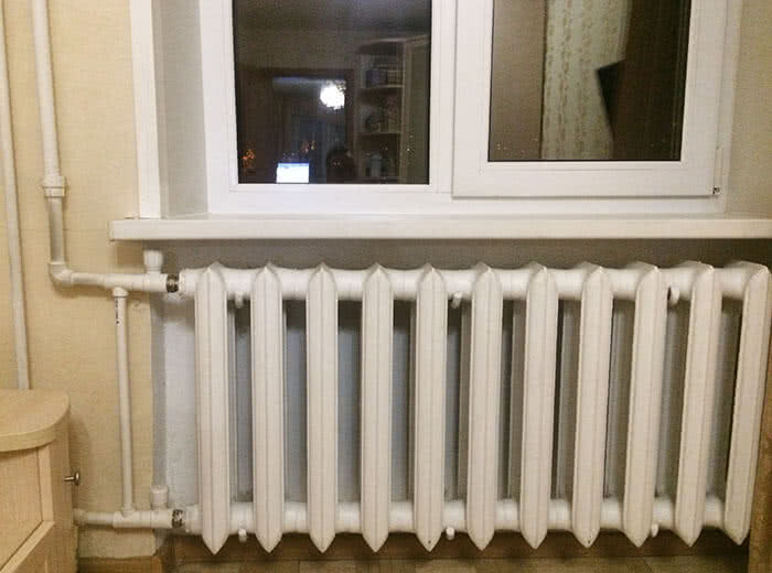 Чугунный радиатор отопления в спальне