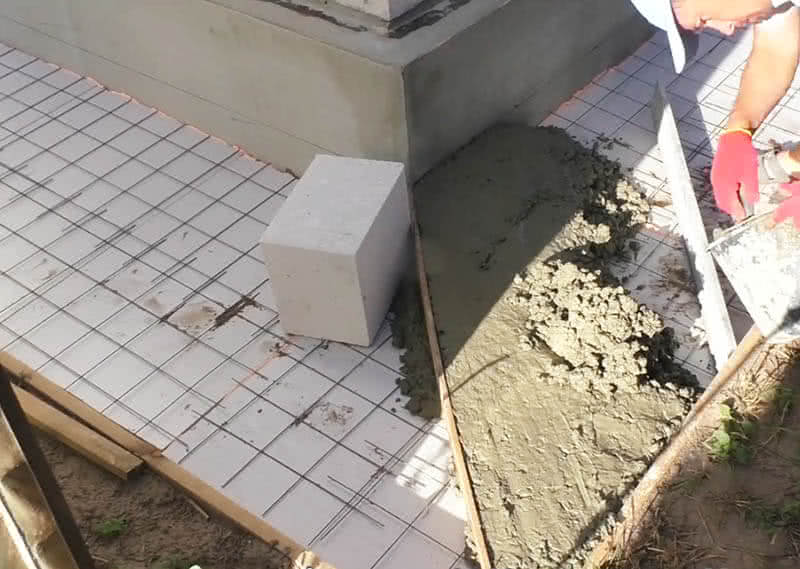 Укладываем бетонный раствор